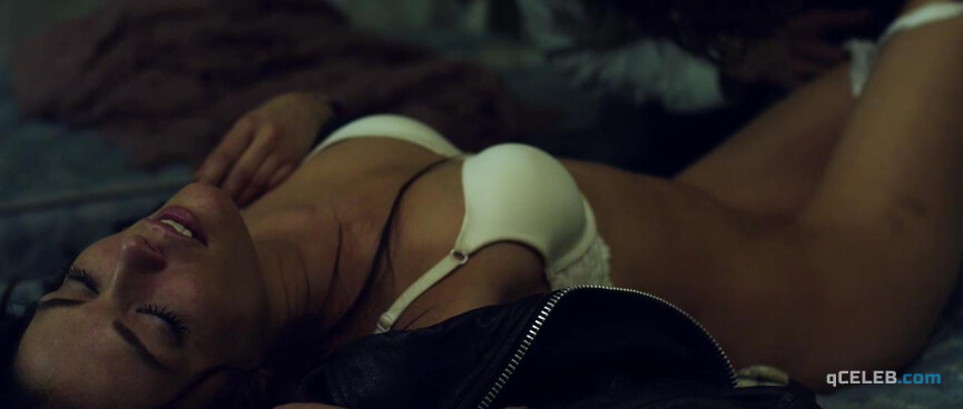 1. Taylor Cole nude, Rumer Willis sexy – The Ganzfeld Haunting (2014)