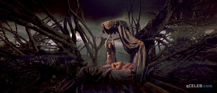 2. Monica Bellucci nude – Brotherhood of the Wolf (2001)