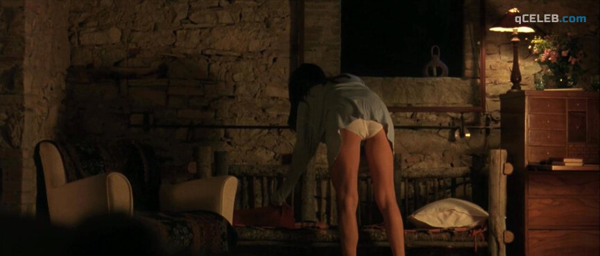 2. Liv Tyler nude, Rachel Weisz nude – Stealing Beauty (1996)