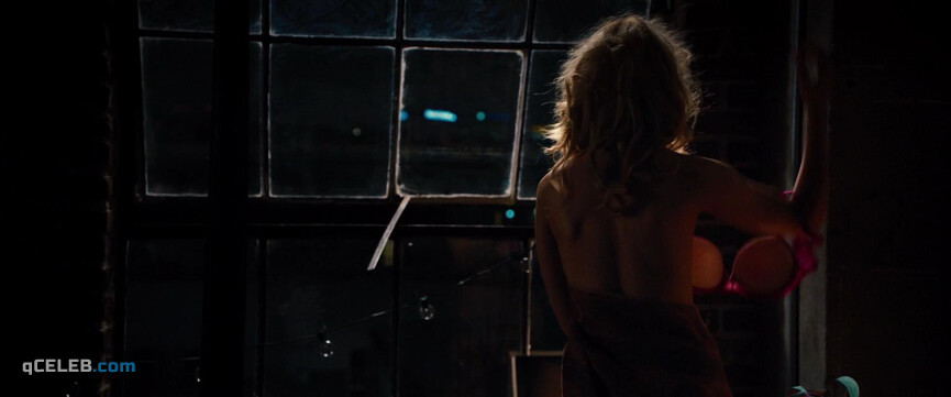 2. Elizabeth Banks sexy – Walk of Shame (2014)