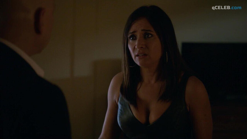 3. Pamela Adlon sexy – Californication s07e07 (2014)