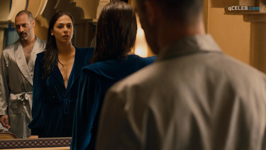 2. Moran Atias sexy – Tyrant s01e03 (2014)