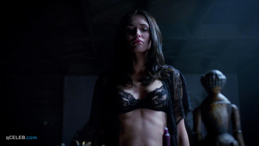 1. Karolina Wydra sexy – True Blood s07e06 (2014)