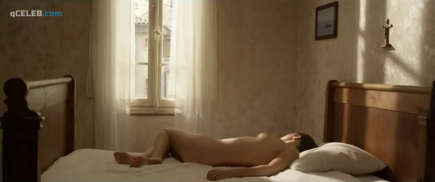10. Camille Blouet nude – Voyeuse (2013)