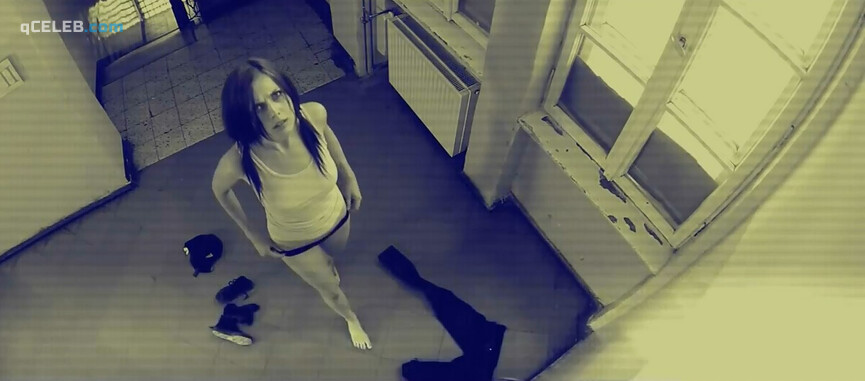 2. Diana Jachimowicz nude – Klatka 44 (2012)