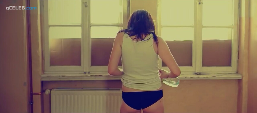 5. Diana Jachimowicz nude – Klatka 44 (2012)