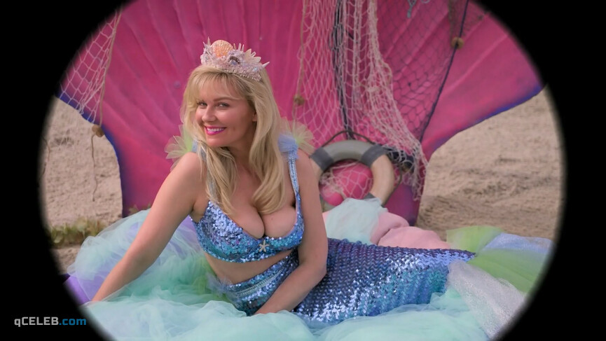1. Kirsten Dunst sexy – On Becoming a God in Central Florida s01e07 (2019)