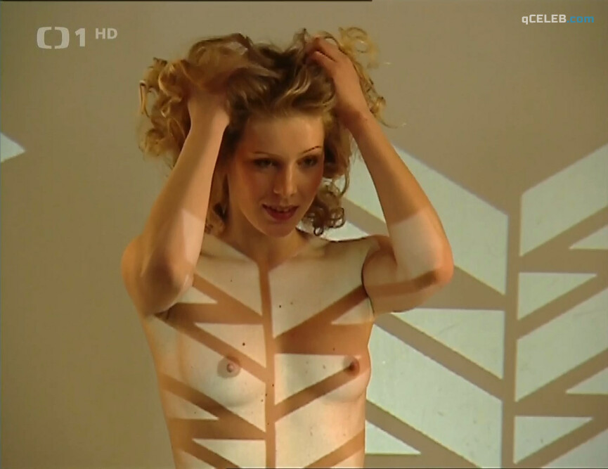 1. Anna Kulovana nude – Dobrá čtvrť s01 (2005)