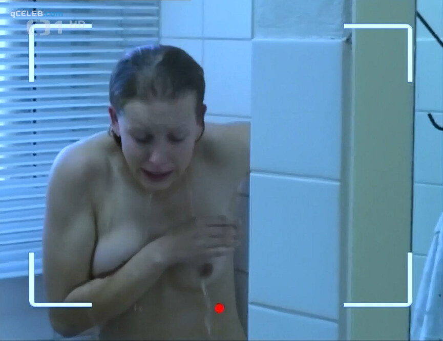 3. Anna Kulovana nude – Dobrá čtvrť s01 (2005)