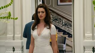 Anne Hathaway sexy – The Hustle (2019)