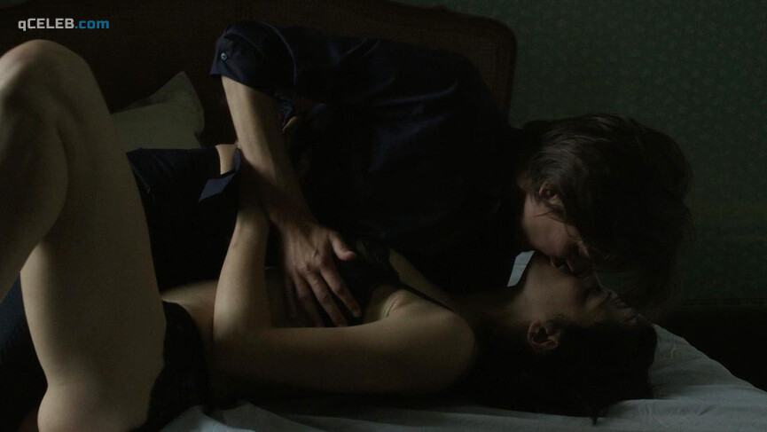 2. Asia Argento sexy, Helene Fillieres sexy – Mafiosa s05e05 (2014)