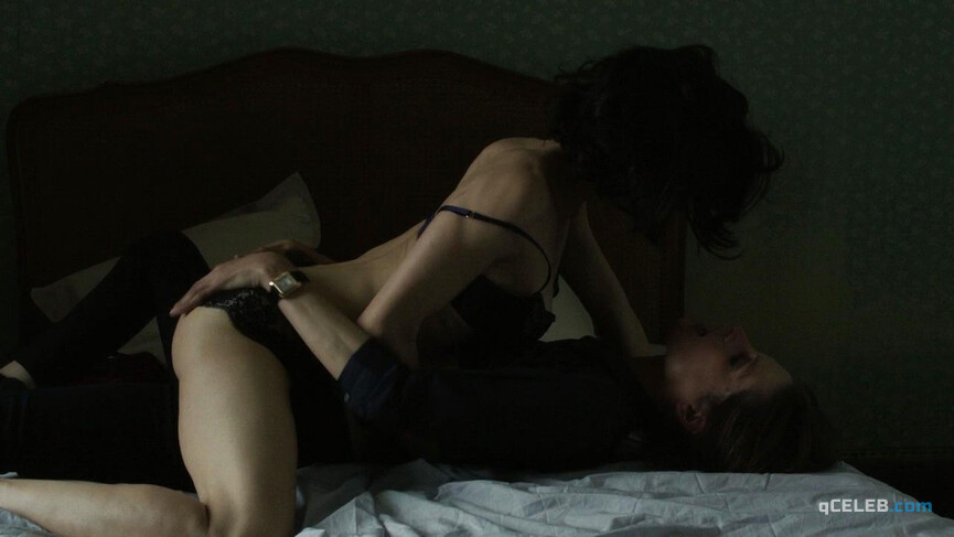 3. Asia Argento sexy, Helene Fillieres sexy – Mafiosa s05e05 (2014)