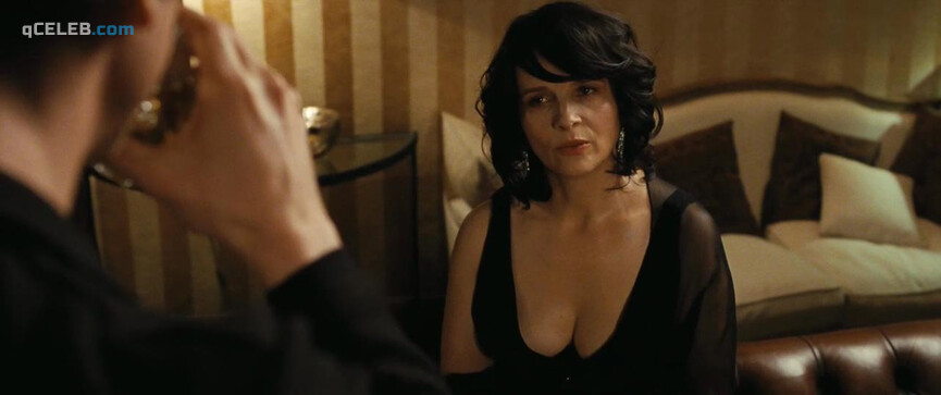 2. Juliette Binoche nude, Kristen Stewart sexy – Clouds of Sils Maria (2014)