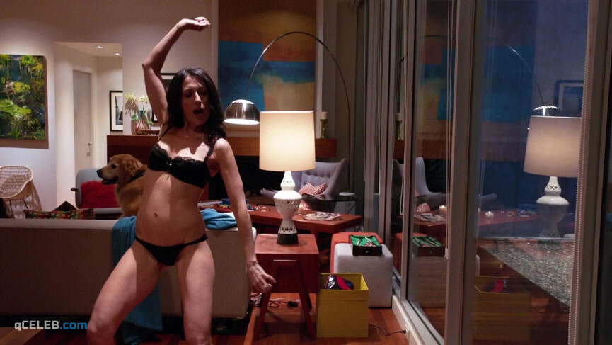 2. Lisa Edelstein sexy – Girlfriends' Guide to Divorce s01e03 (2014)