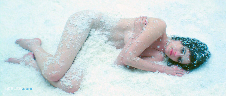 1. Eva Green sexy – White Bird in a Blizzard (2014)