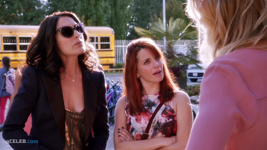 2. Lisa Edelstein sexy – Girlfriends' Guide to Divorce s01e10 (2015)