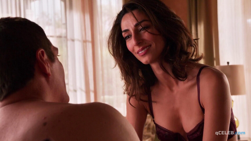 2. Necar Zadegan sexy, Lisa Edelstein sexy – Girlfriends' Guide to Divorce s01e13 (2015)