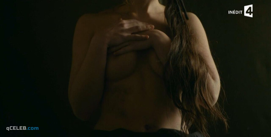 1. Charlie Bruneau nude – Loin de chez nous s01e02-05 (2016)