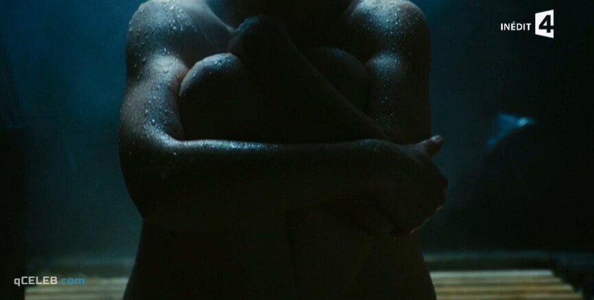 2. Charlie Bruneau nude – Loin de chez nous s01e02-05 (2016)