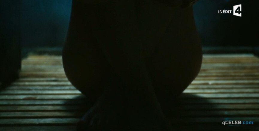 3. Charlie Bruneau nude – Loin de chez nous s01e02-05 (2016)