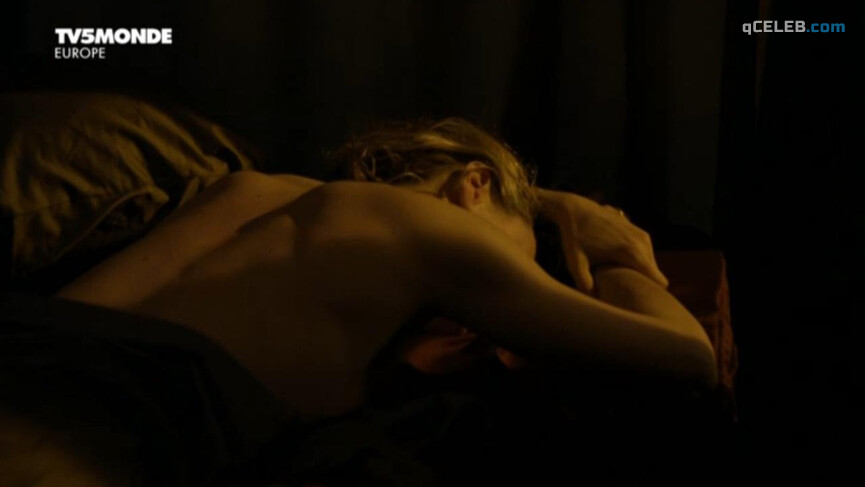 3. Julie Ferrier nude – Le fil d'Ariane (2012)