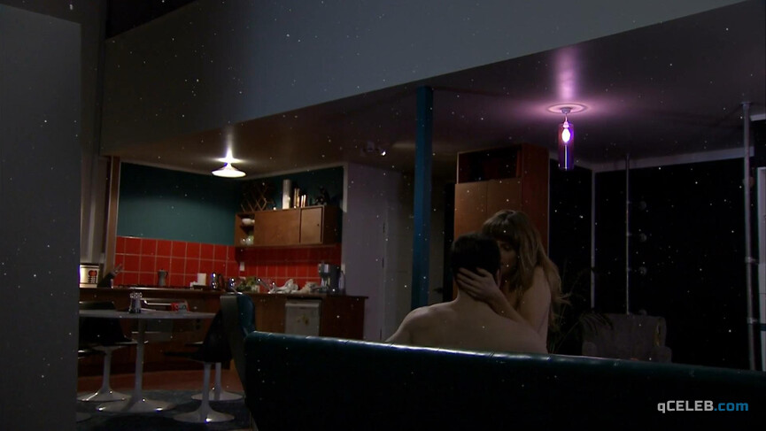 2. Sara Wiseman sexy – The Almighty Johnsons s01e03 (2011)