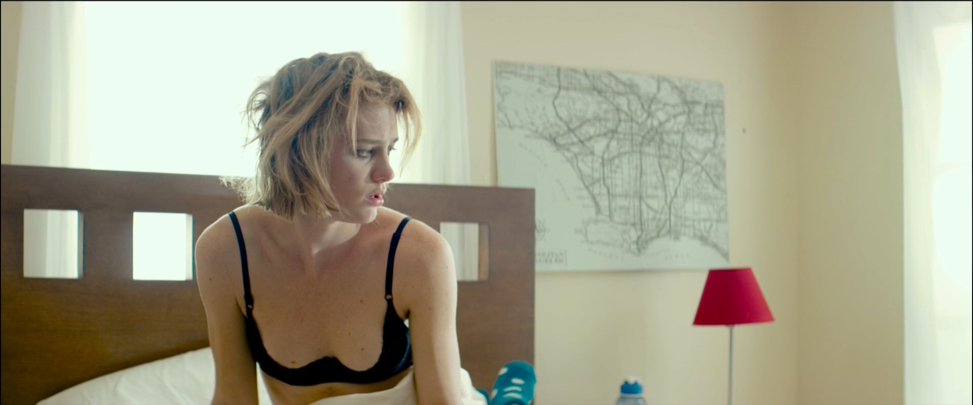 Mackenzie Davis sexy – Izzy Gets the F*ck Across Town (2017)