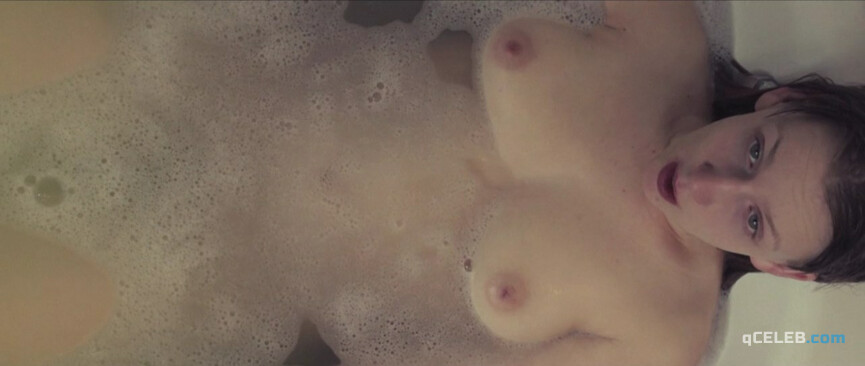 1. Helle Rossing nude – Pige under vand (2012)