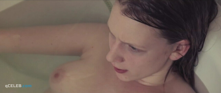 2. Helle Rossing nude – Pige under vand (2012)