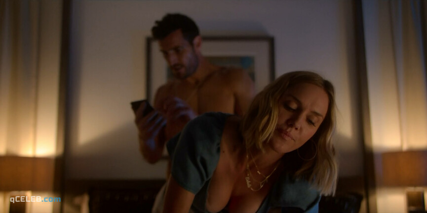 7. Erinn Hayes sexy – Huge in France s01e03-04-07 (2019)