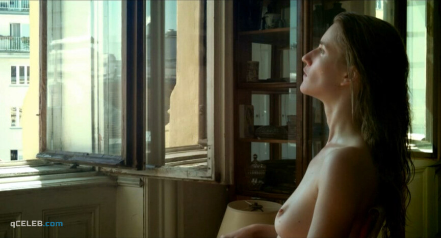 6. Elisabeth Umlauft nude – Gehen am Strand (2013)
