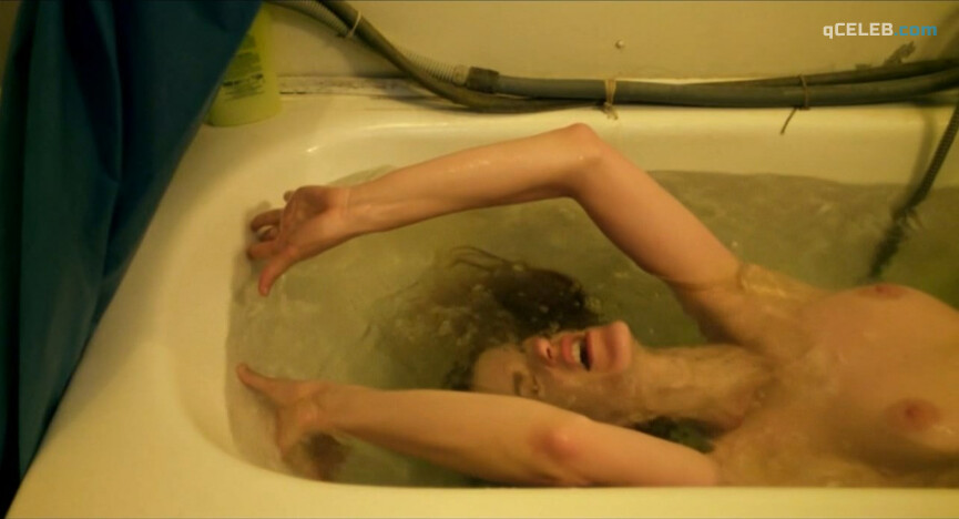 9. Elisabeth Umlauft nude – Gehen am Strand (2013)
