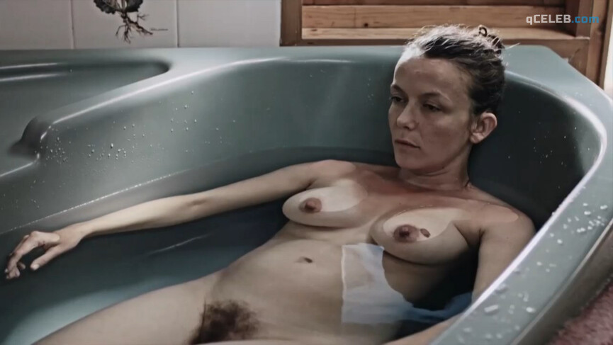1. Chloe Andre nude – Les Naufragés (2015)