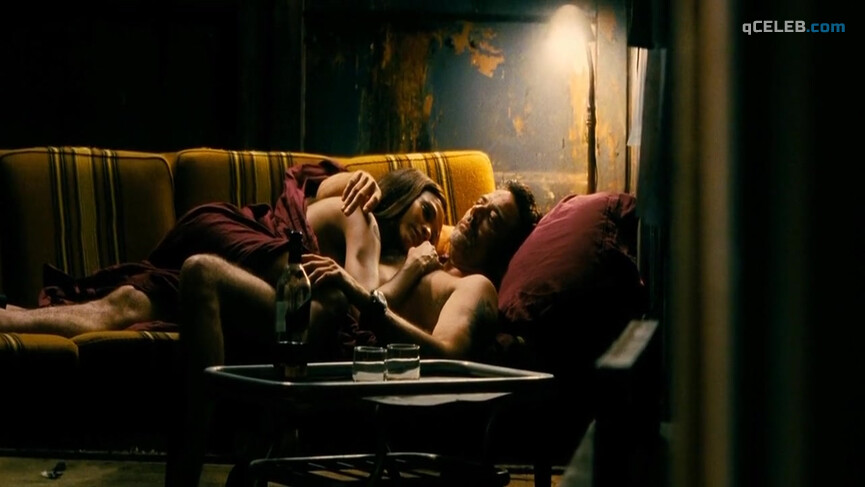 13. Zoe Saldana sexy – The Losers (2010)