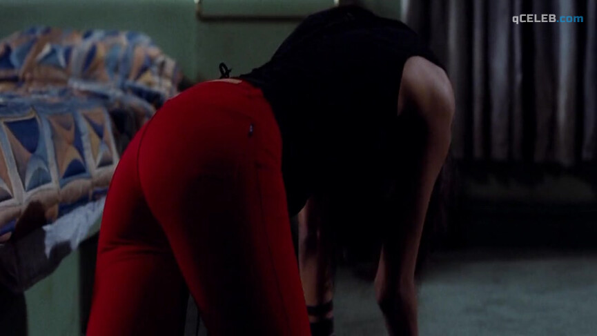 3. Zoe Saldana sexy – The Losers (2010)