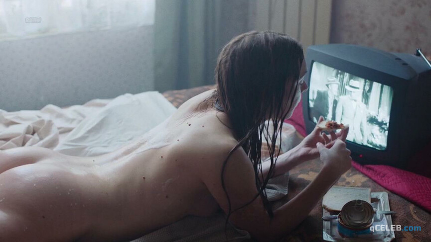 2. Laetitia Dosch nude, Leonie Simaga nude – Montparnasse Bienvenüe (2017)