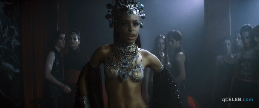 2. Aaliyah sexy – Queen of the Damned (2002)