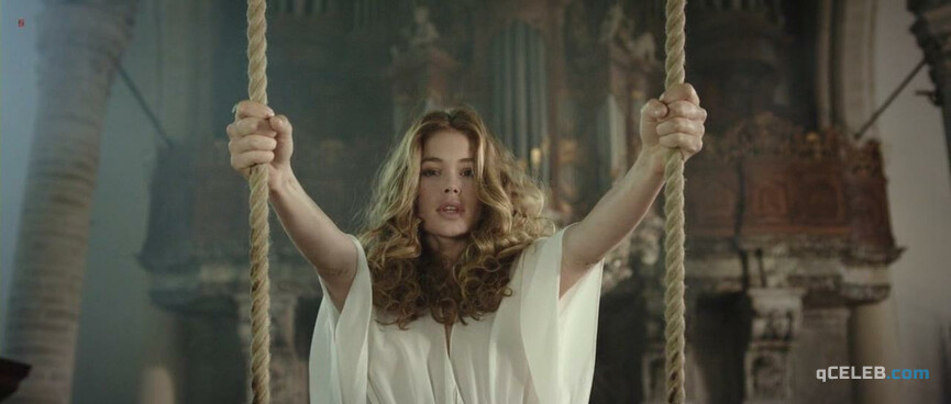 2. Doutzen Kroes sexy – Nova Zembla (2011)