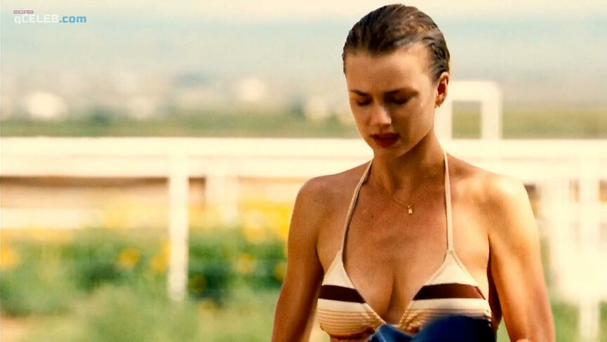 1. Emily VanCamp sexy, Piper Perabo sexy – Carriers (2009)