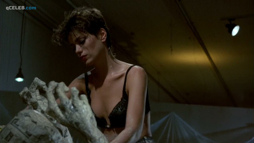 2. Linda Fiorentino nude, Rosanna Arquette sexy – After Hours (1985)