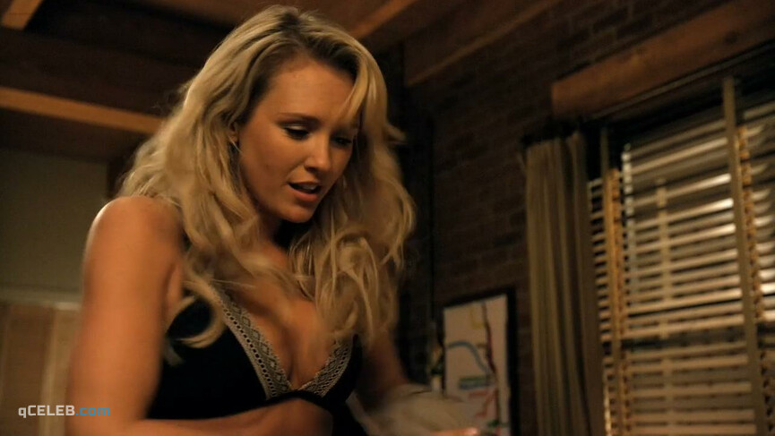 1. Nicky Whelan sexy – Friends with Benefits s01e02 (2011)