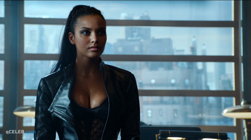 1. Morena Baccarin sexy, Jessica Lucas sexy – Gotham s02e01 (2015)