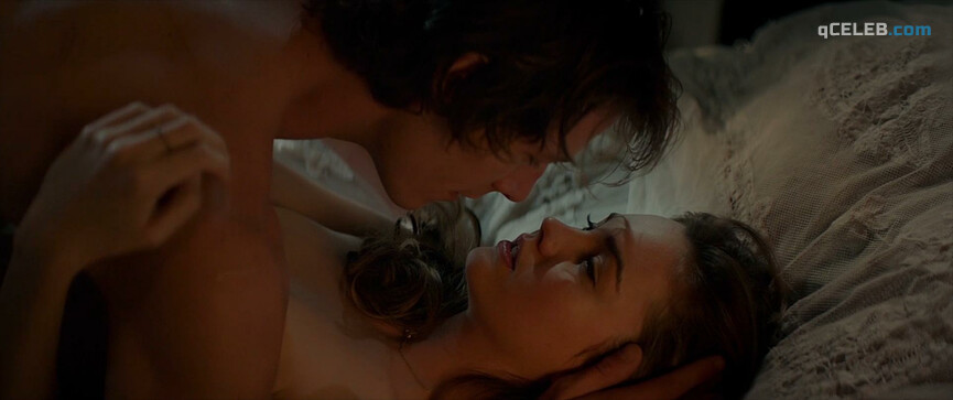 1. Michelle Monaghan sexy, Liana Liberato sexy – The Best of Me (2014)