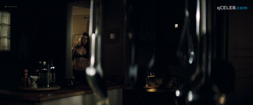 2. Kate Mara sexy – Shooter (2007)
