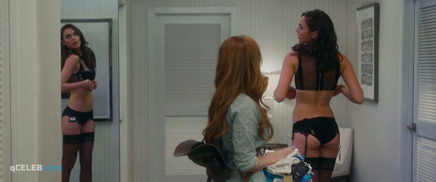 2. Isla Fisher sexy, Gal Gadot sexy – Keeping Up with the Joneses (2016)