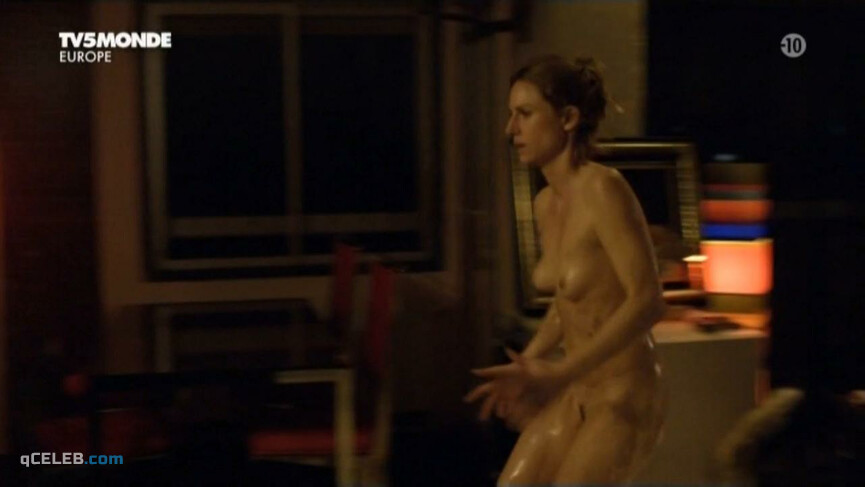 1. Camille Panonacle nude – Hiver rouge (2011)