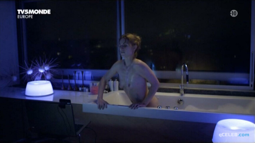 2. Camille Panonacle nude – Hiver rouge (2011)