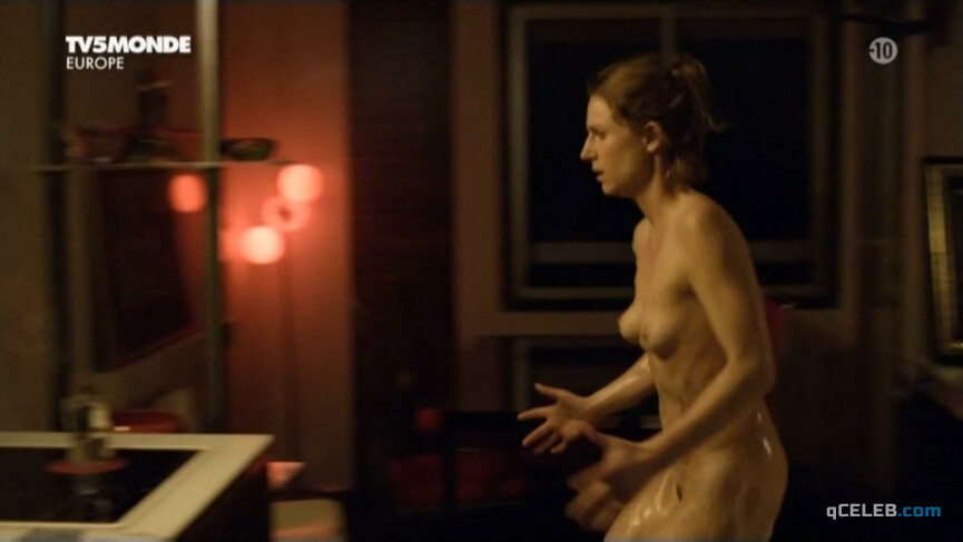 3. Camille Panonacle nude – Hiver rouge (2011)