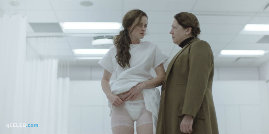 1. Elisabeth Moss sexy, Alexis Bledel sexy – The Handmaid's Tale s01e01-04 (2017)