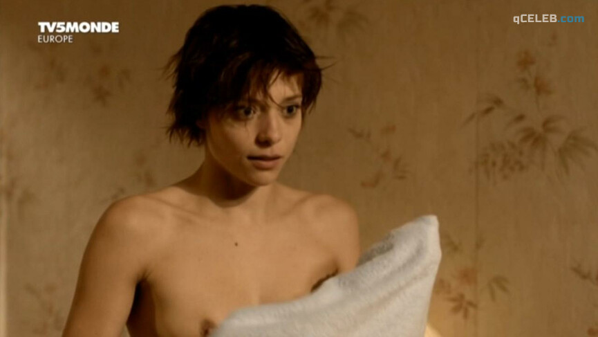 1. Lizzie Brochere nude – Un petit bout de France (2012)